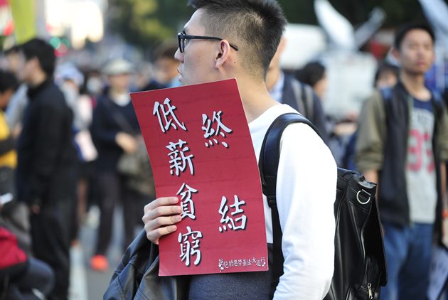 政院喊出勞工月薪近5萬，為何民眾無感？台灣薪資創新高的心酸真相