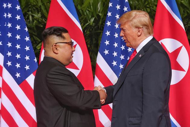 科幻片真實上演，川普金正恩的第一次親密接觸