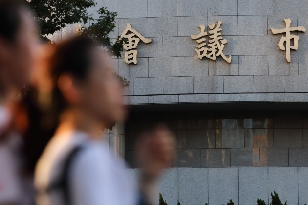 打選戰1500萬起跳、四年收入僅500多萬，議員怎麼「賺」回來？