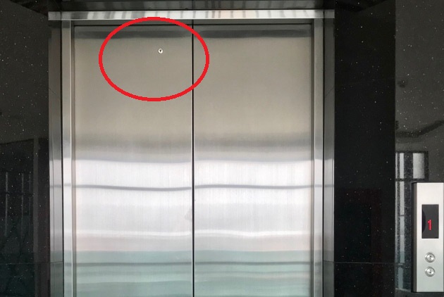 電梯門上的小洞是要做什麼的？